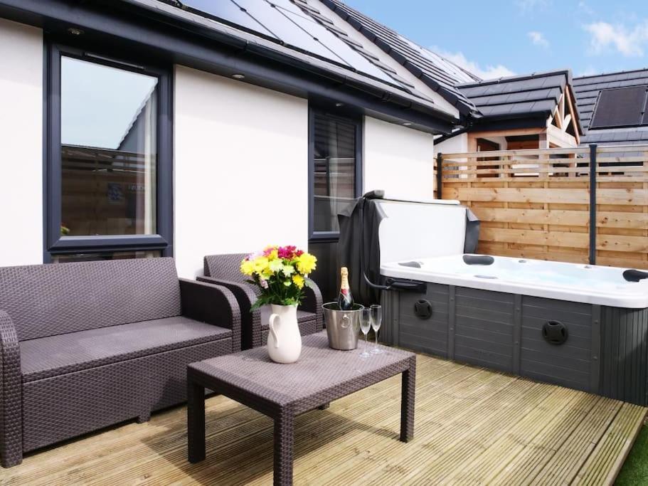 Hoxne Cottages - Daisy Cottage With Private Hot Tub York Bagian luar foto