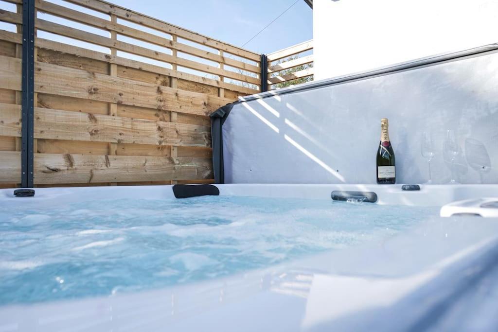 Hoxne Cottages - Daisy Cottage With Private Hot Tub York Bagian luar foto